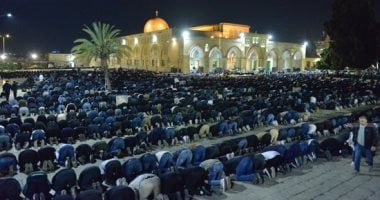 الآلاف يقيمون صلاتى العشاء والتراويح فى رحاب المسجد الأقصى.. صور