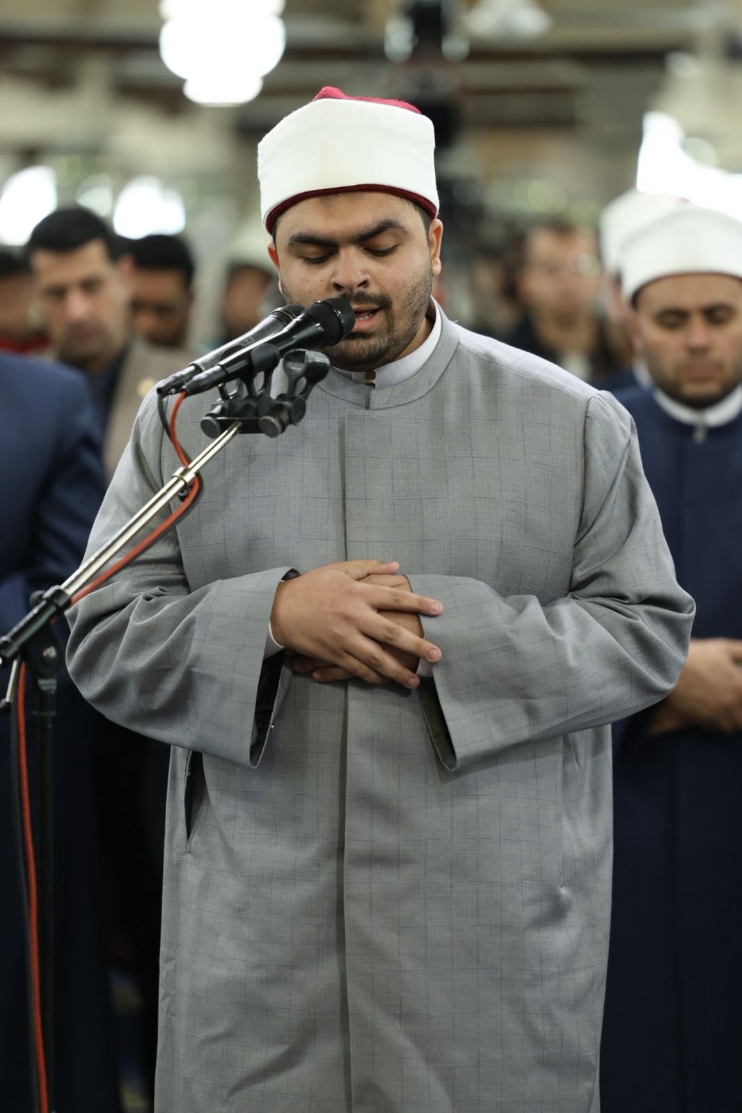 الطالب محمد عبد النبي جادو  يؤم المصلين في الجامع الأزهر