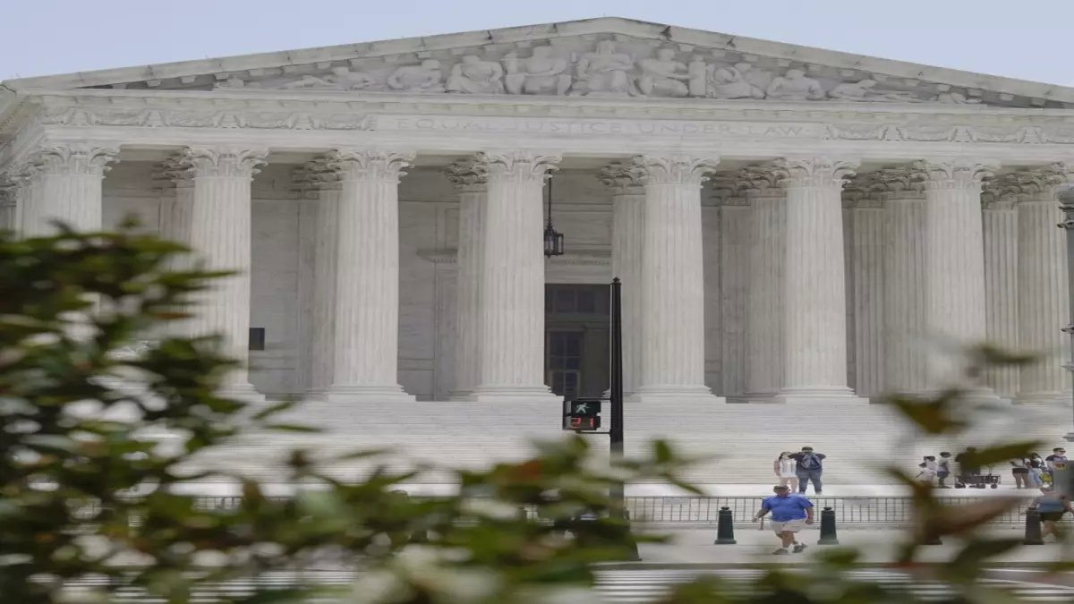 عاجل: المحكمة العليا تسدد ضربة قاصمة لترامب... قرار تاريخي يهدم إمبراطوريته التجارية بـ 6 أصوات مقابل 3!