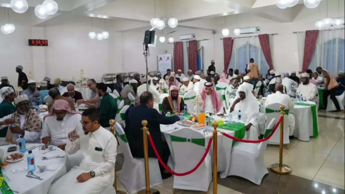 شاهد: مأدبة إفطار أسطورية في قلب نيروبي… خادم الحرمين يرسل رسالة إنسانية مؤثرة لـ100 صائم!