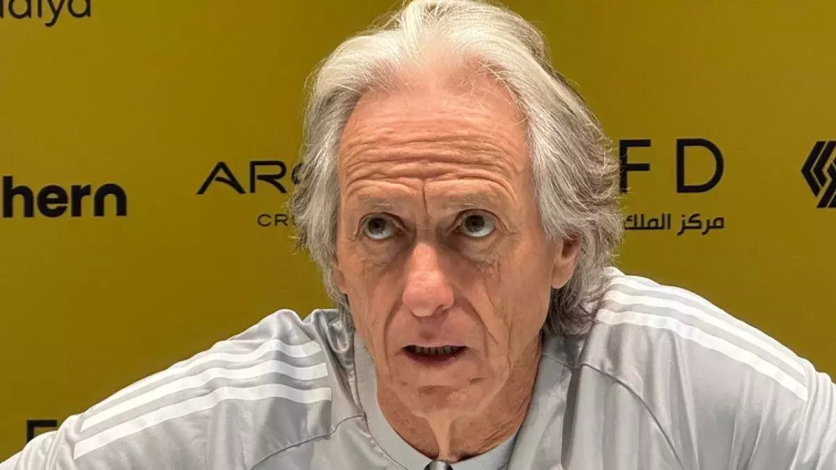 صادم: خورخي جيسوس يكشف السر وراء غياب رونالدو... الفوارق المالية بين النصر والهلال تفجر أزمة حقيقية!