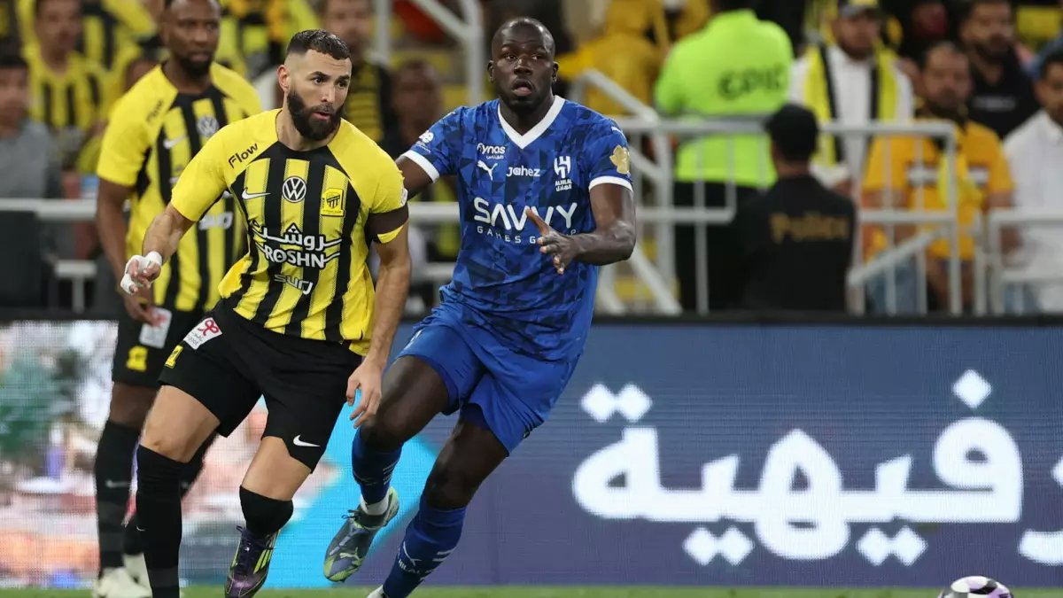 عاجل: بنزيما يواجه فريقه السابق للمرة الأولى... صدمة كلاسيكو الهلال والاتحاد تهز الصدارة!