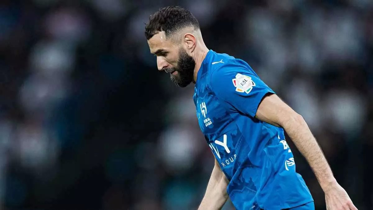 عاجل: بنزيما يرتدي بدلة كهربائية سرية - تقنية تضاعف قوة اللاعبين 300% وتختصر التدريب 80%!