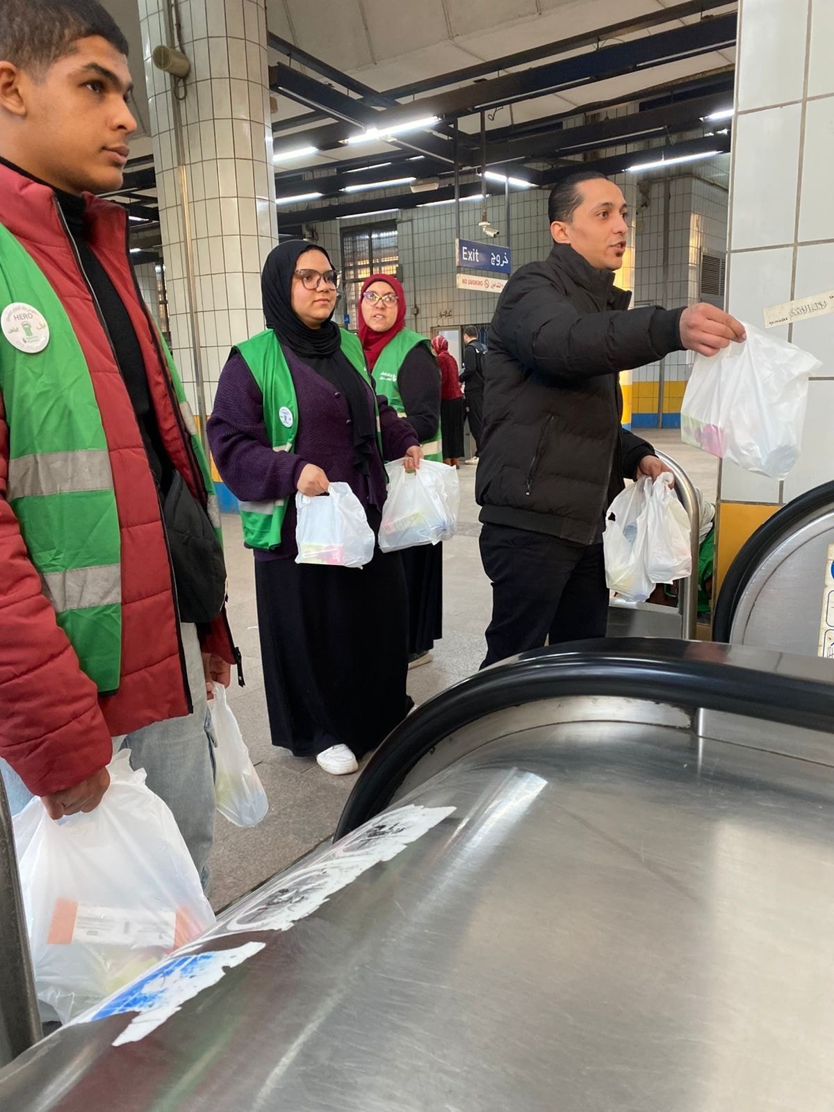 توزيع الوجبات على الركاب