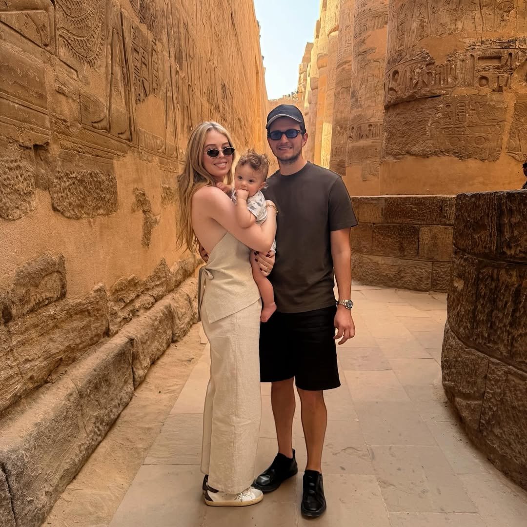 تيفاني ترامب وزوجها وطفلهما في الأقصر