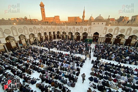 صلاة المغرب من داخل الأزهر