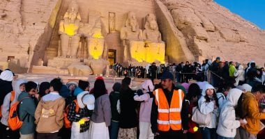 آلاف السائحين يصطفون فى طابور لمشاهدة تعامد الشمس بأبوسمبل.. صور