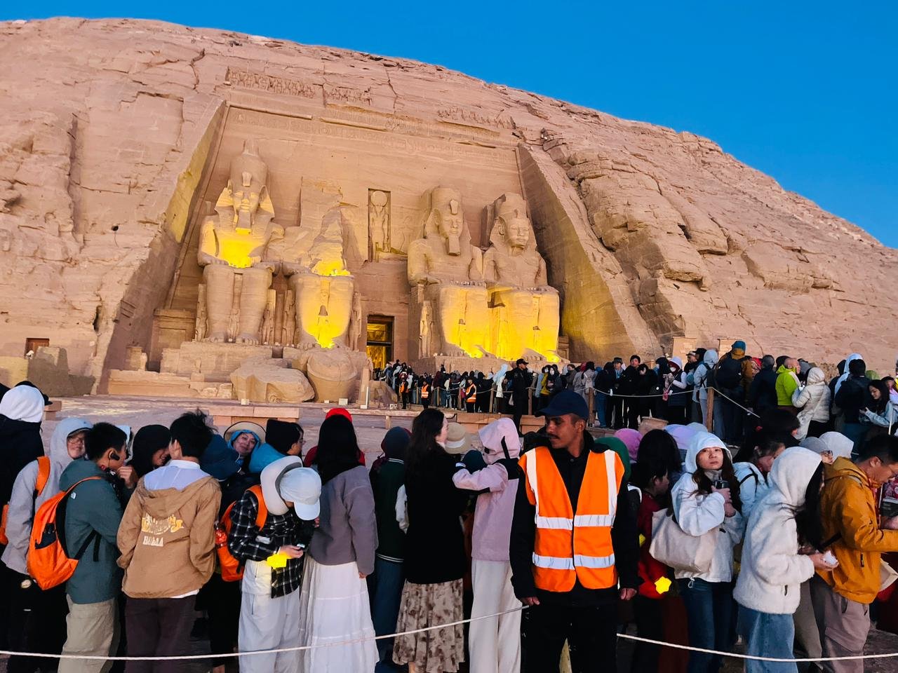 السائحون أمام معبد أبو سمبل لمشاهدة ظاهرة تعامد الشمس السائحون أمام معبد أبو سمبل لمشاهدة ظاهرة تعامد الشمس