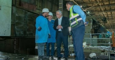 وزير الإنتاج الحربى يتابع العملية الإنتاجية بمصنع إنتاج وإصلاح المدرعات وأبو زعبل للصناعات الهندسية