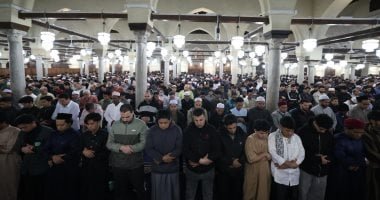 أخبار × 24 ساعة.. أئمة القبلة بالجامع الأزهر يؤمون المصلين بالقراءات المتواترة