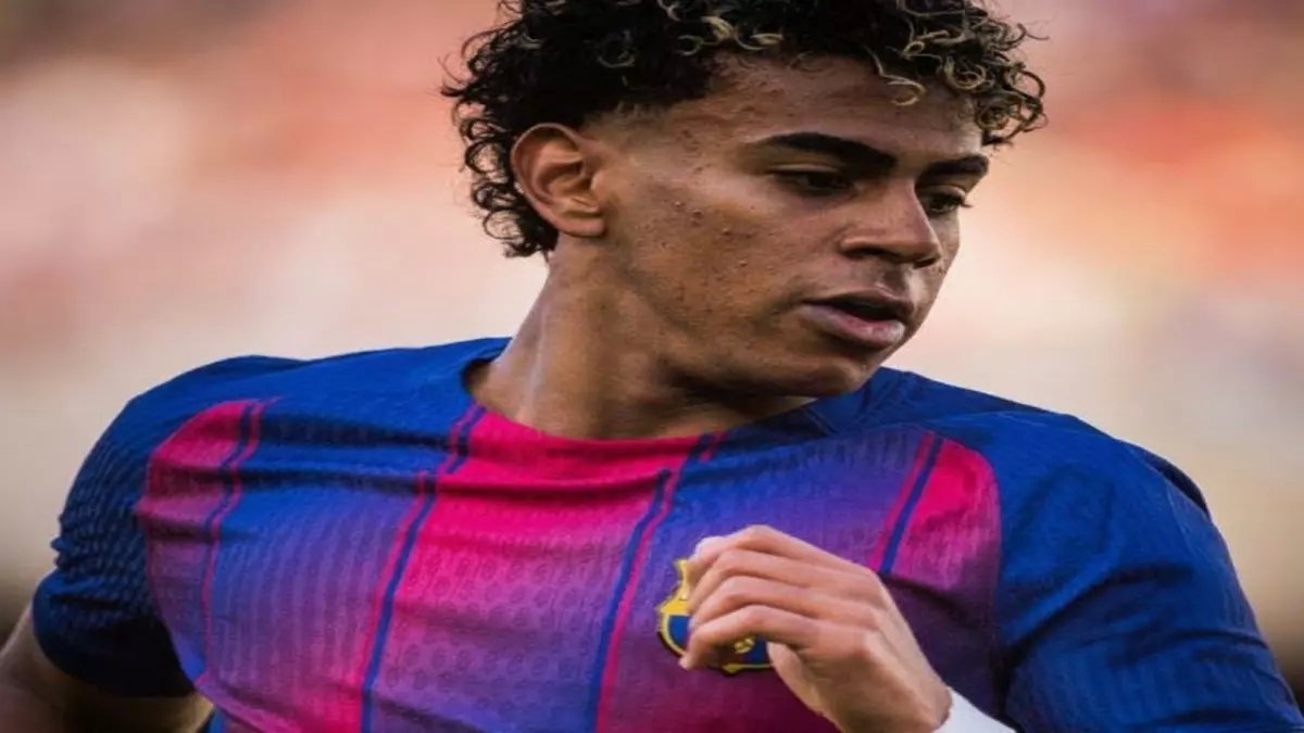 شاهد: لامين يامال يفجر غضبه على هانسي فليك بعد استبداله... ماذا قال لزميله داخل الملعب؟