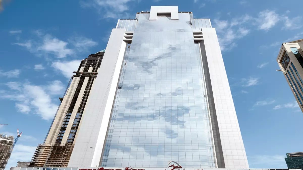 عاجل: قطر تصدم المقيمين بقرار مالي جديد… رسوم العمل ترتفع 100% وتنخفض 80% في نفس الوقت!