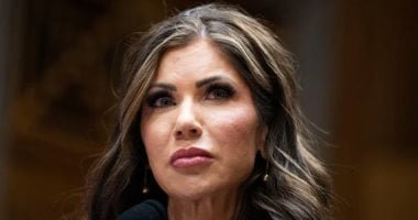 بطانية تسقط طيارا.. تدخل مسئول بقمرة قيادة طائرة حكومية يهز أروقة واشنطن