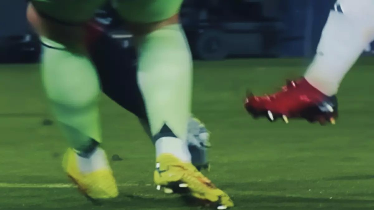 برنامج تحليل 'التشيرنينغييتو' يقدم حكمه بعد مراجعة دقيقة: كورتووا لمس الكرة قبل أي احتكاك بـ 0.2 ثانية فحسب