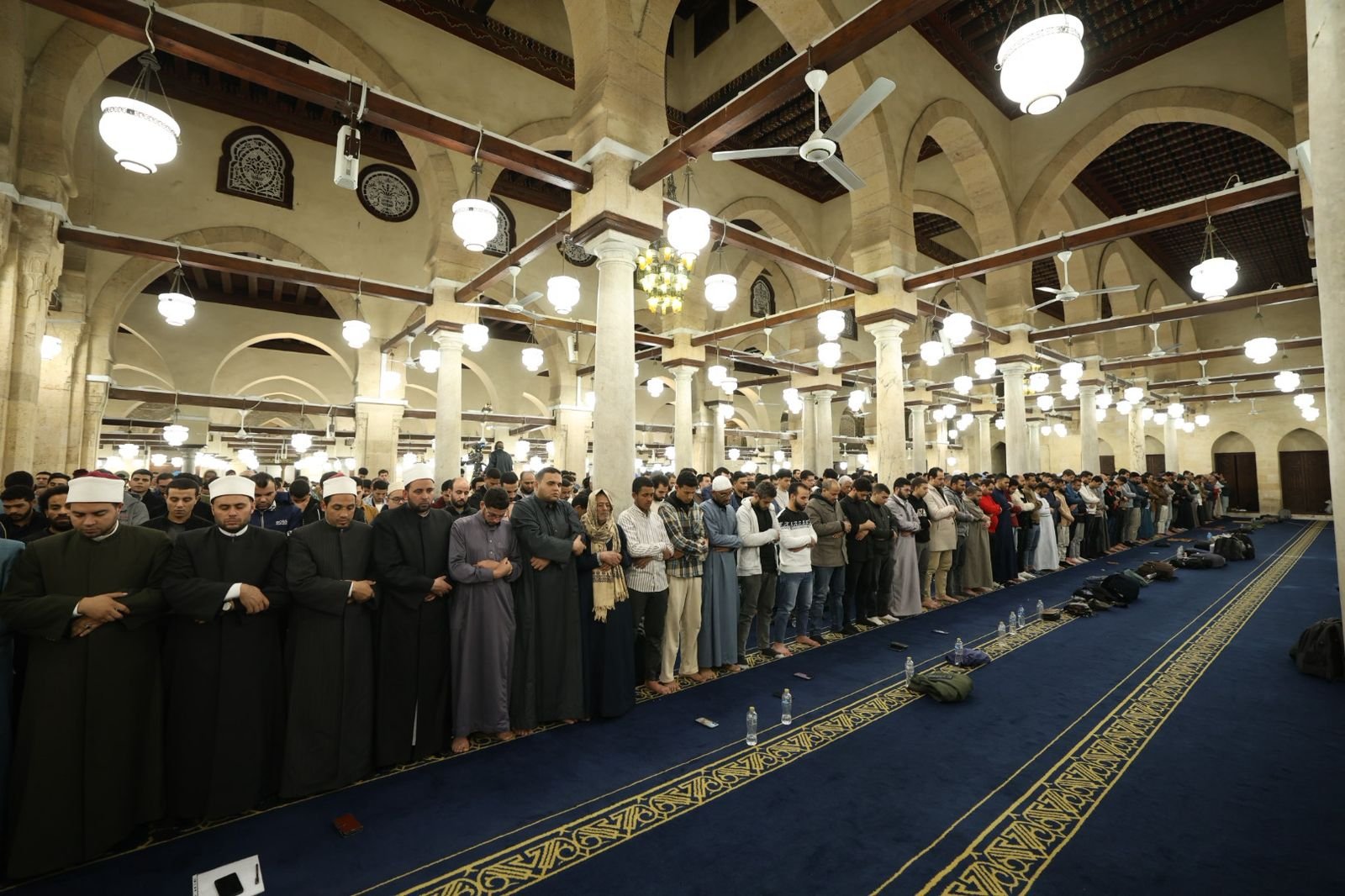 جانب من المصلين