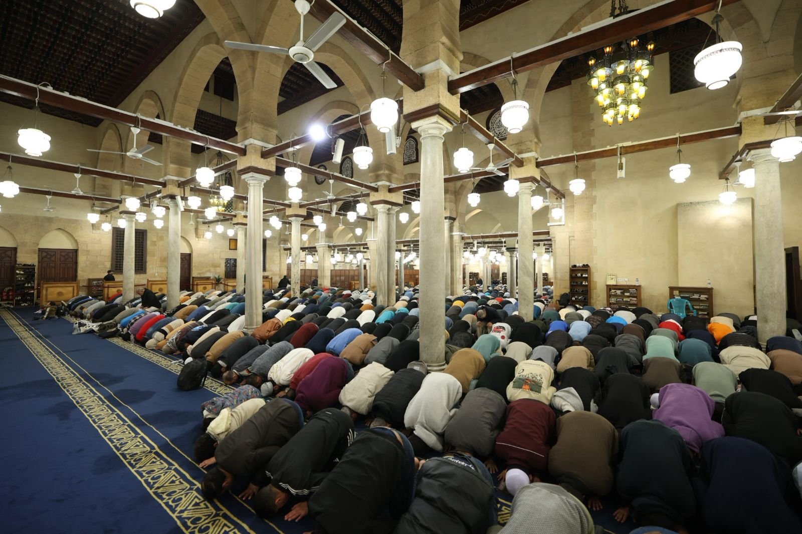 المصلون فى صلاة التراويح