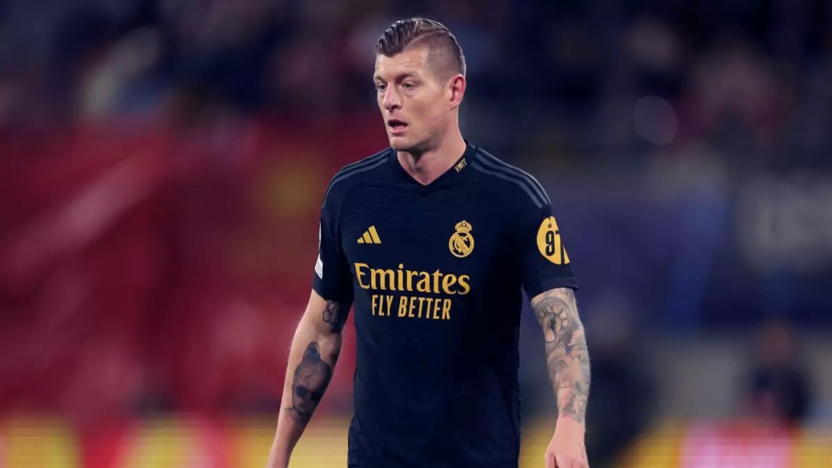 صادم: توني كروس يتحول من ساحر الوسط إلى مدرب ريال مدريد... هل تخيلت هذا المشهد من قبل؟!