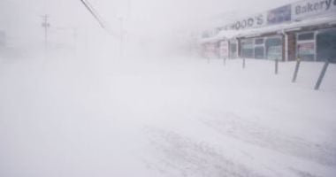 الأسوأ منذ عقد بأمريكا.. شلل بالمطارات وانقطاع للكهرباء بسبب العاصفة بليزارد