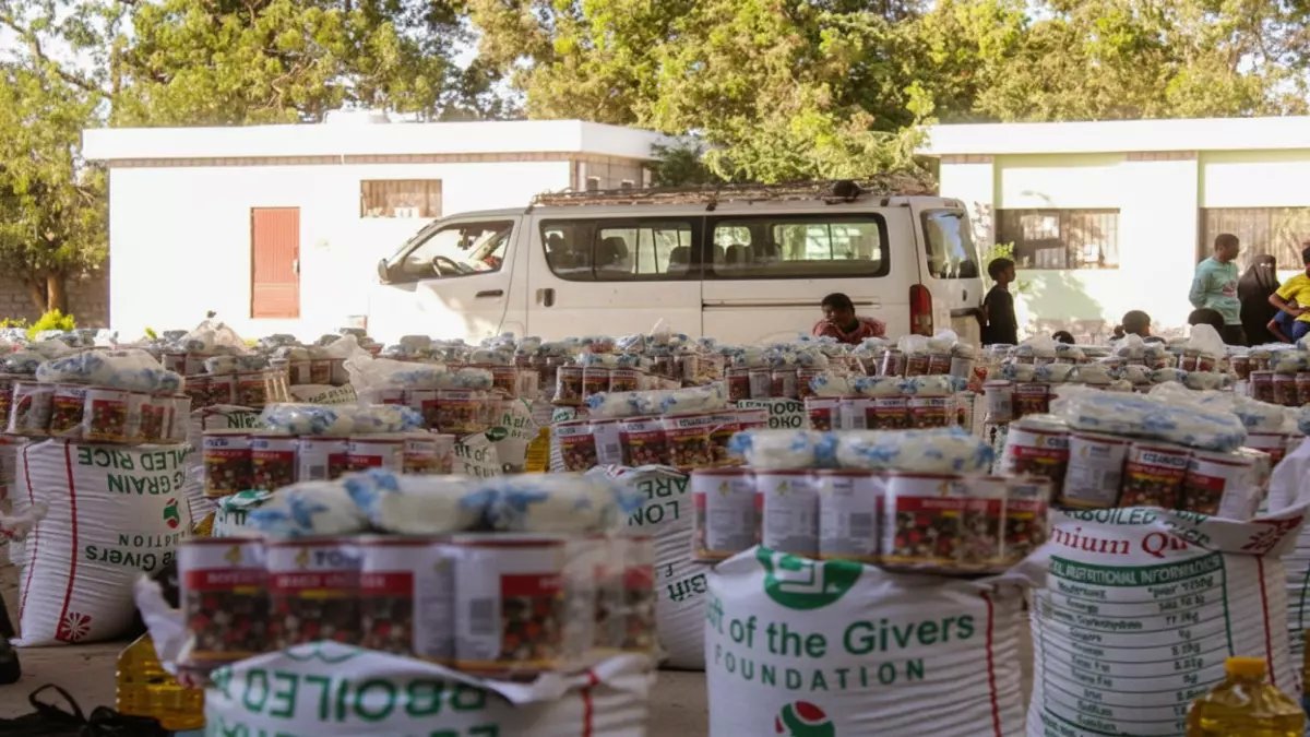 عاجل: مؤسسات خيرية تنقذ 118 معلماً في أبين بسلال رمضانية... والمديرة تفضحها على الحكومة!