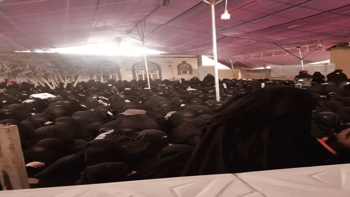 عاجل: صور صادمة من إب تفضح المأساة... نساء يفترشن الأرض للحصول على كيس خبز!