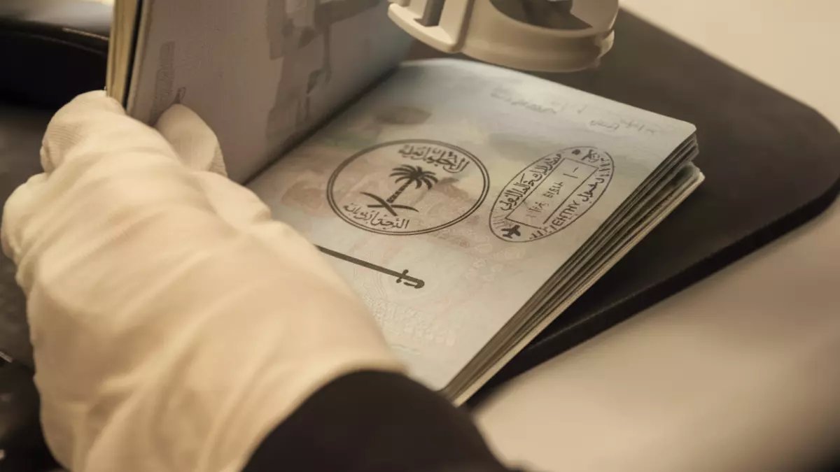 القرار الذي قسم الوافدين إلى فئتين... إلى أي منهما تنتمي؟ وزارة الداخلية تضع 600 ريال كخط فاصل سنوي