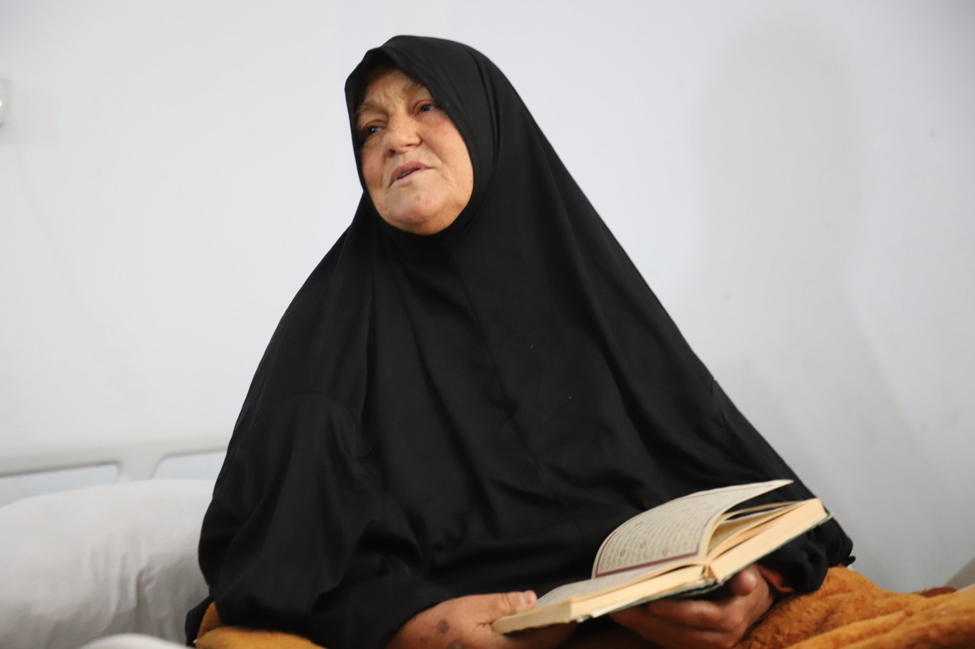 والدة عبير تقرأ القرآن اثناء تلقيها العلاج بمستشفي الشيخ زويد 