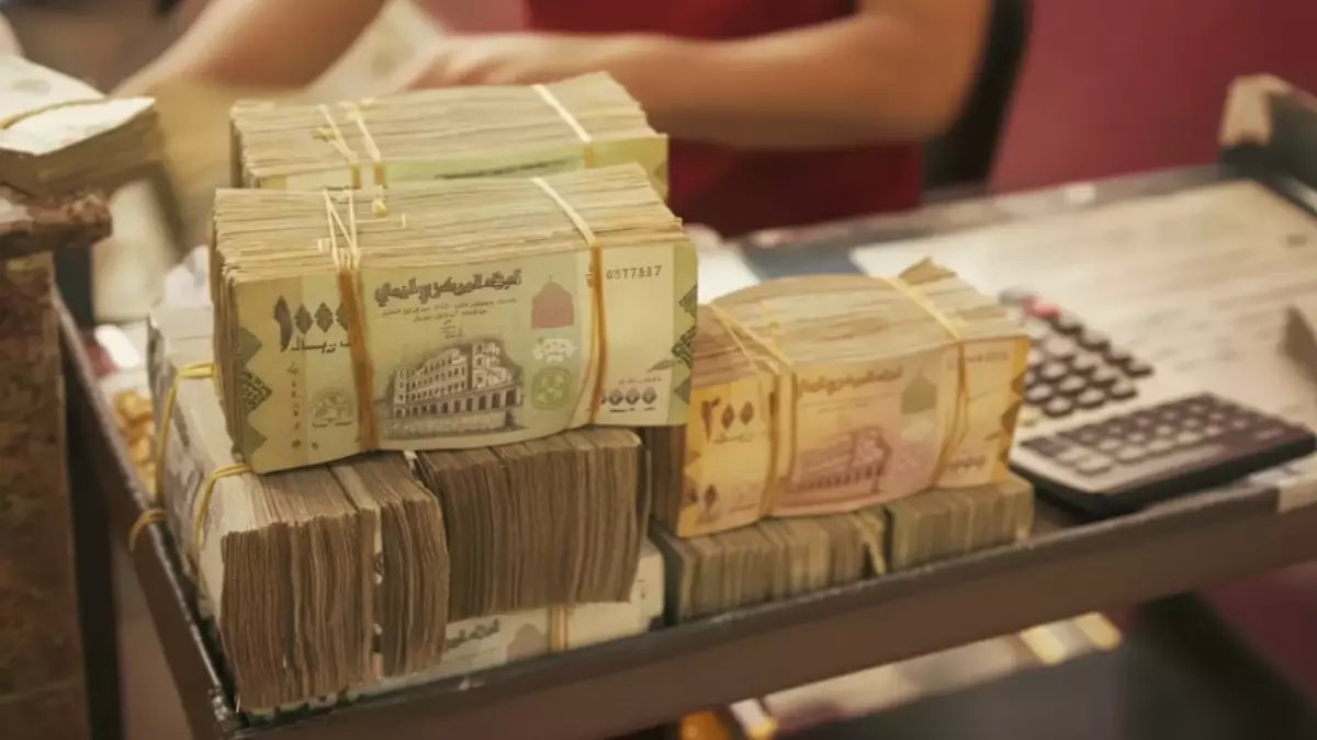 عاجل: بنك القاسمي يُطلق ثورة رقمية لصرف المعاشات في تعز… المتقاعدون يتجنبون الازدحام نهائياً!