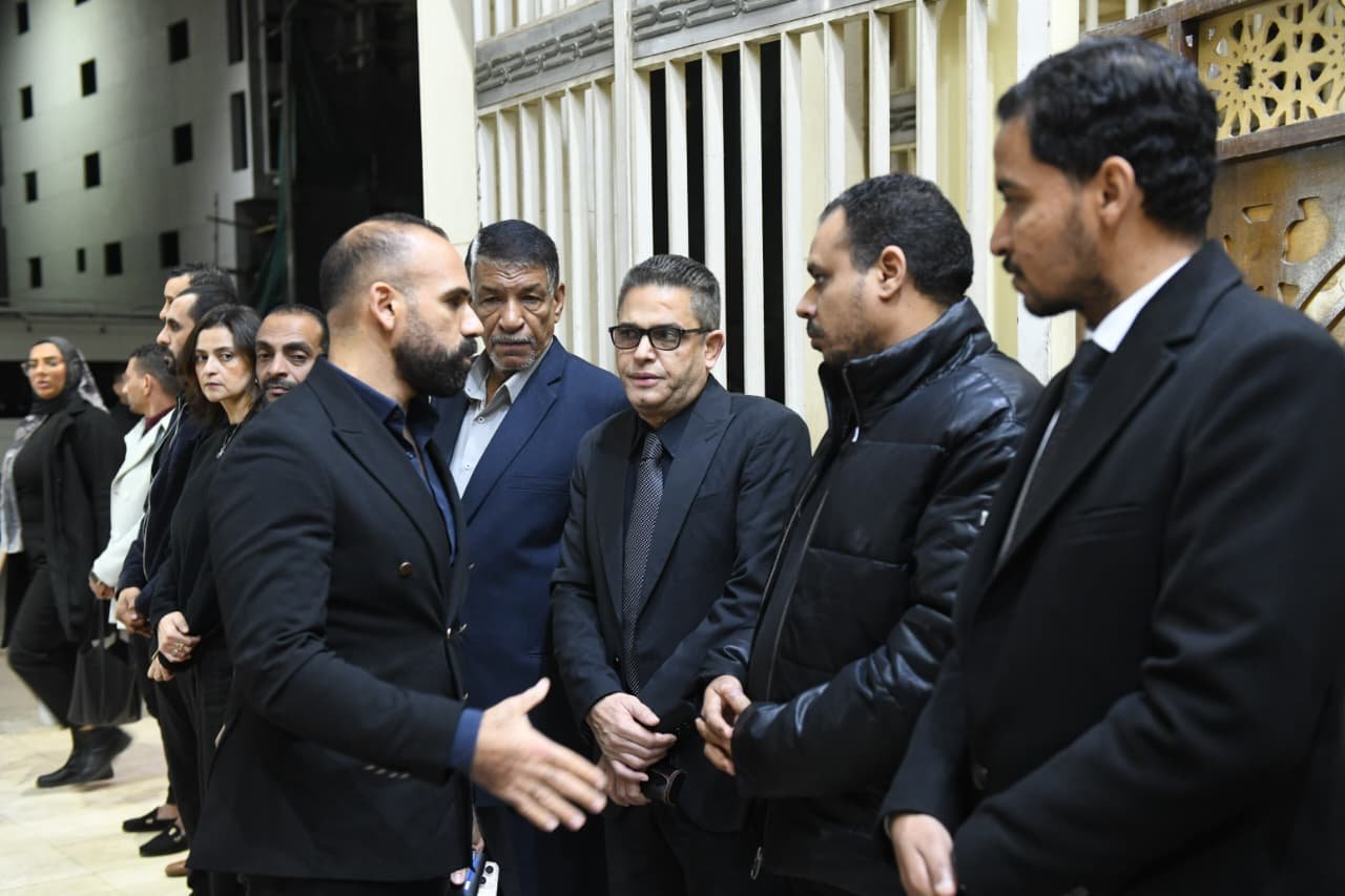 أسرة اليوم السابع تللقى العزاء فى وفاة الزميل الراحل محمود نصر