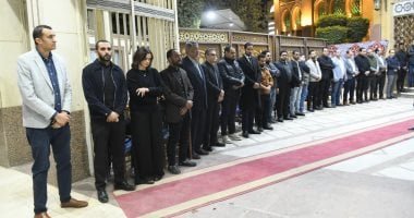 أسرة تحرير اليوم السابع تتلقى عزاء الزميل محمود نصر بمسجد الحامدية الشاذلية.. صور