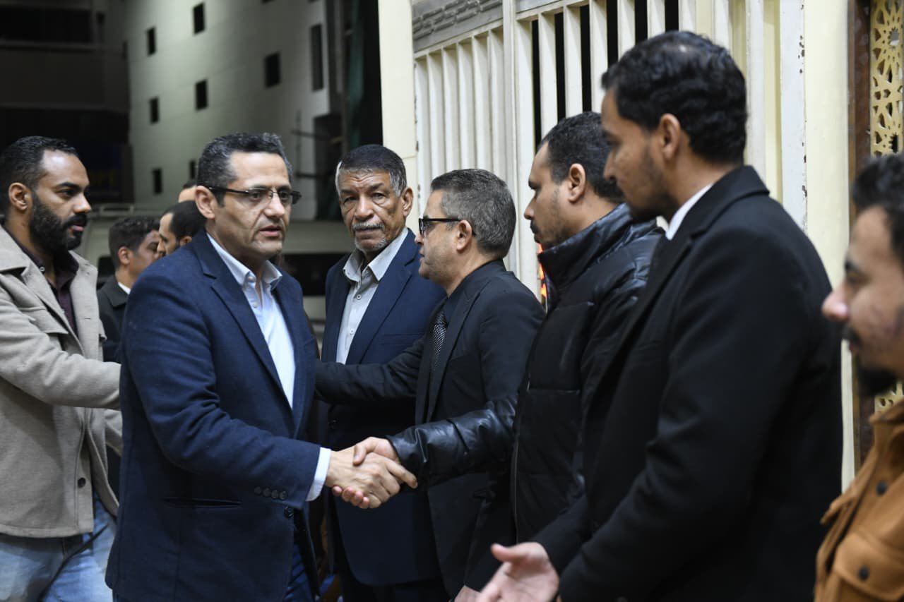 نقيب الصحفيين يقدم واجب العزاء