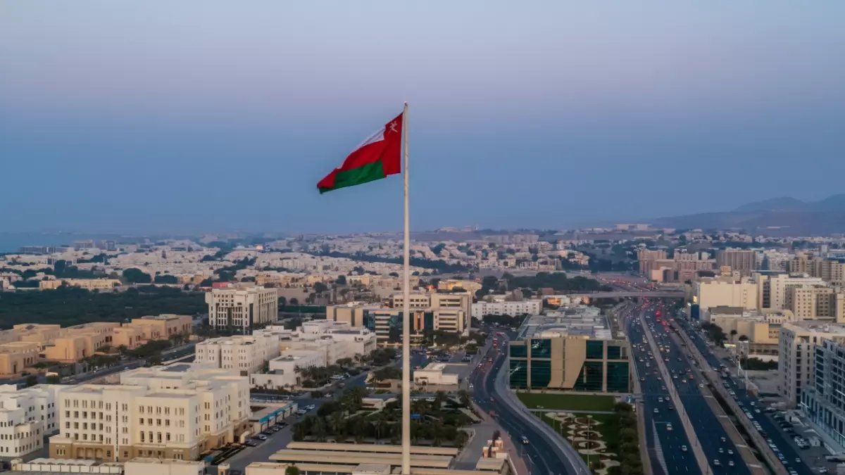 لن تصدق المدة التي قضاها العمال في انتظار الكفالة.. حتى قررت وزارة العمل العمانية قلب الطاولة بـ 30 يوماً فقط!