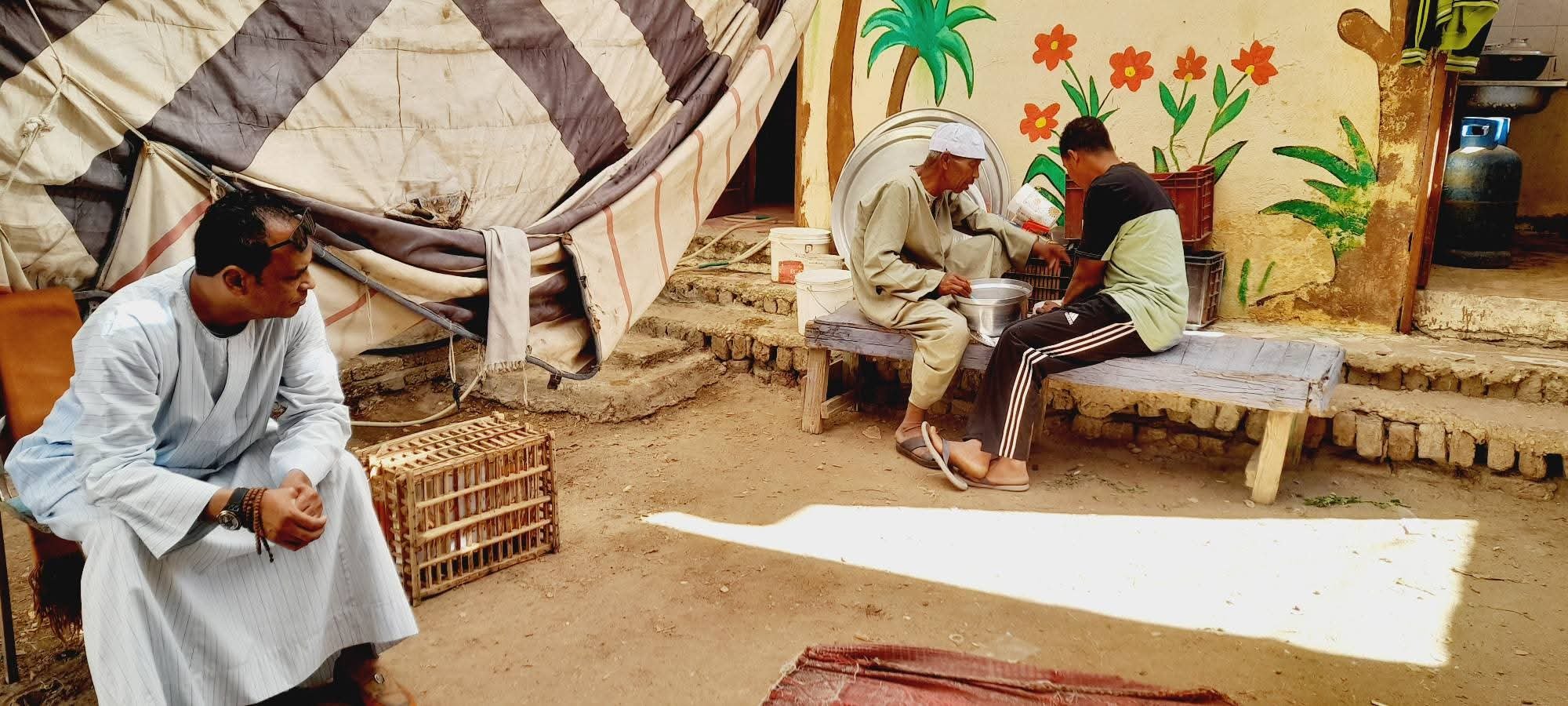 الأهالي أثناء تجهيز الوجبات 