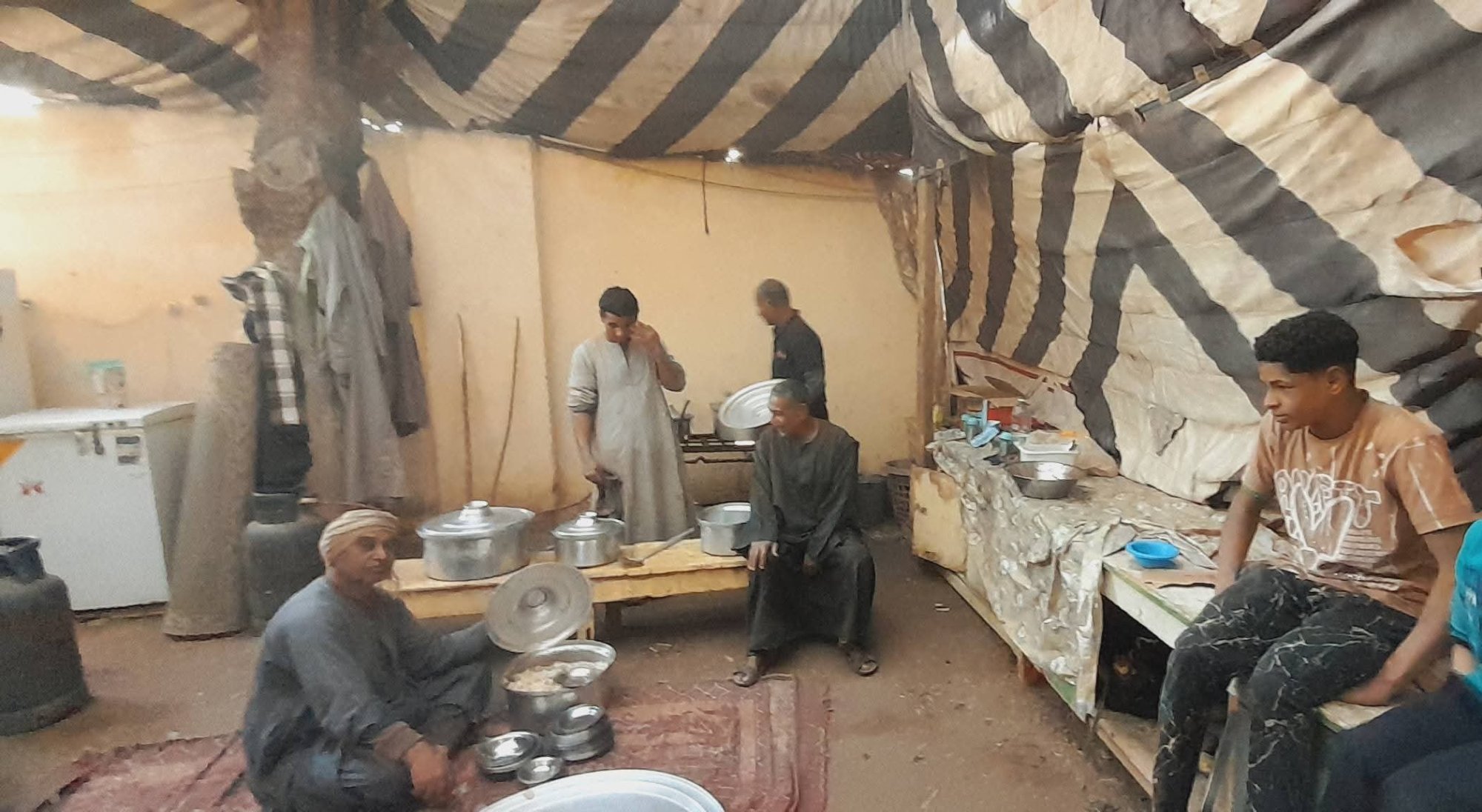 تجمع عدد من الأهالي لتجهيز الوجبات 