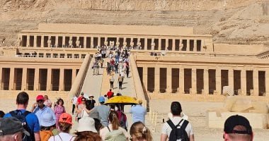 تحفة معمارية فى قلب الجبل.. توافد كبير من السياح على معبد الملكة حتشبسوت.. صور