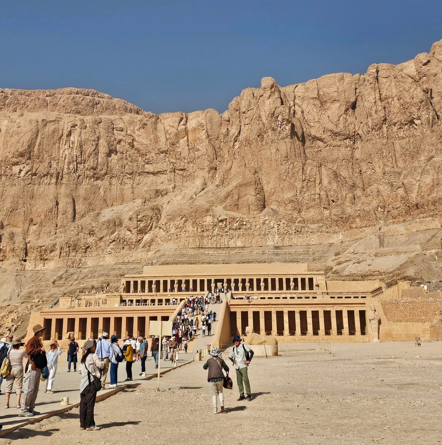 إقبال سياحي كبير فى معبد الملكة حتشبسوت بالدير البحرى