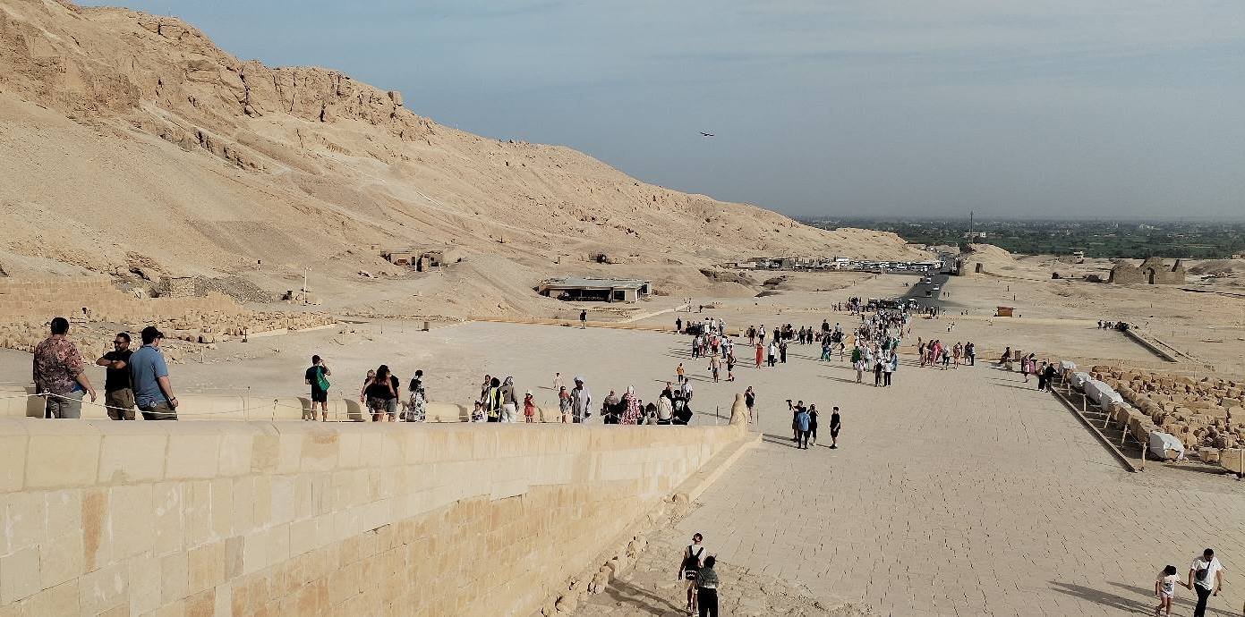 جانب من التوافد السياحي الكبير بمعبد الملكة حتشبسوت