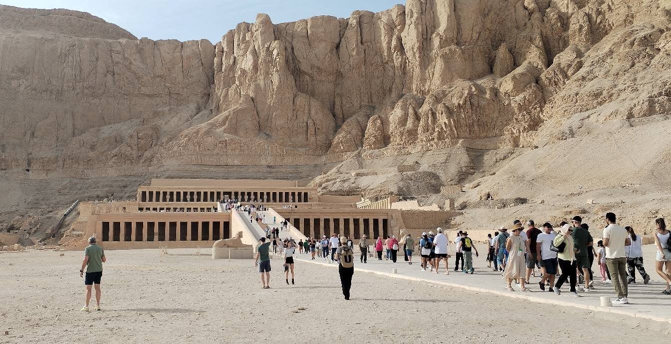 حالة من الإقبال السياحية داخل معبد الملكة حتشبسوت
