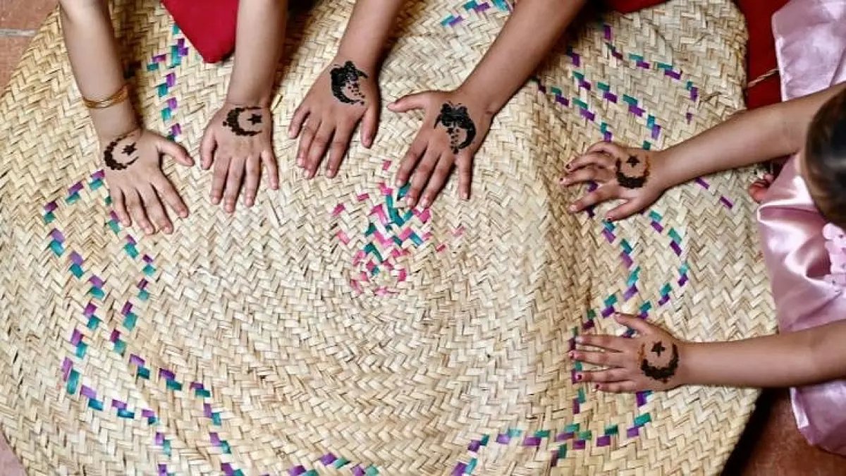 شاهد: طقس جازان السحري الذي يحول الفتيات لملكات رمضان بالحناء... تقليد عمره قرون يخطف القلوب!