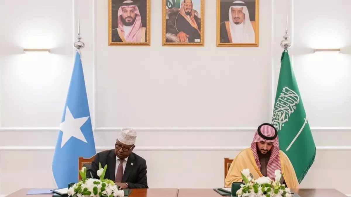 عاجل: السعودية توقع اتفاق عسكري صادم مع الصومال... الهدف الحقيقي ضرب النفوذ الإماراتي في البحر الأحمر!