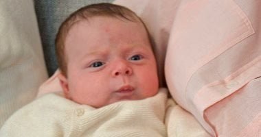 إنجاز طبى.. هوجو أول طفل بريطانى يولد بعد زرع رحم من متبرعة متوفاة (صور)
