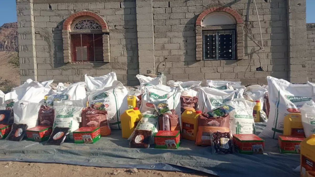 عاجل: أول مساعدات تصل قرية كبث المنسية... 15 سلة غذائية تنقذ أسراً كادت تموت جوعاً!