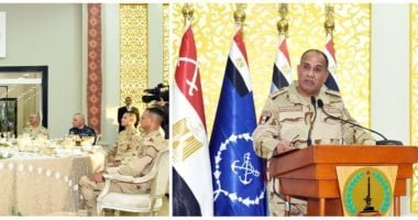 الفريق أشرف سالم زاهر يشارك عدد من مقاتلى القوات المسلحة تناول وجبة الإفطار