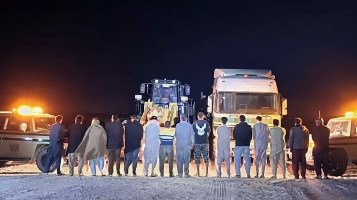 عاجل: السعودية تضبط عصابة تدمر البيئة بـ30 آلة تجريف... والصدمة في هوية المتورطين!