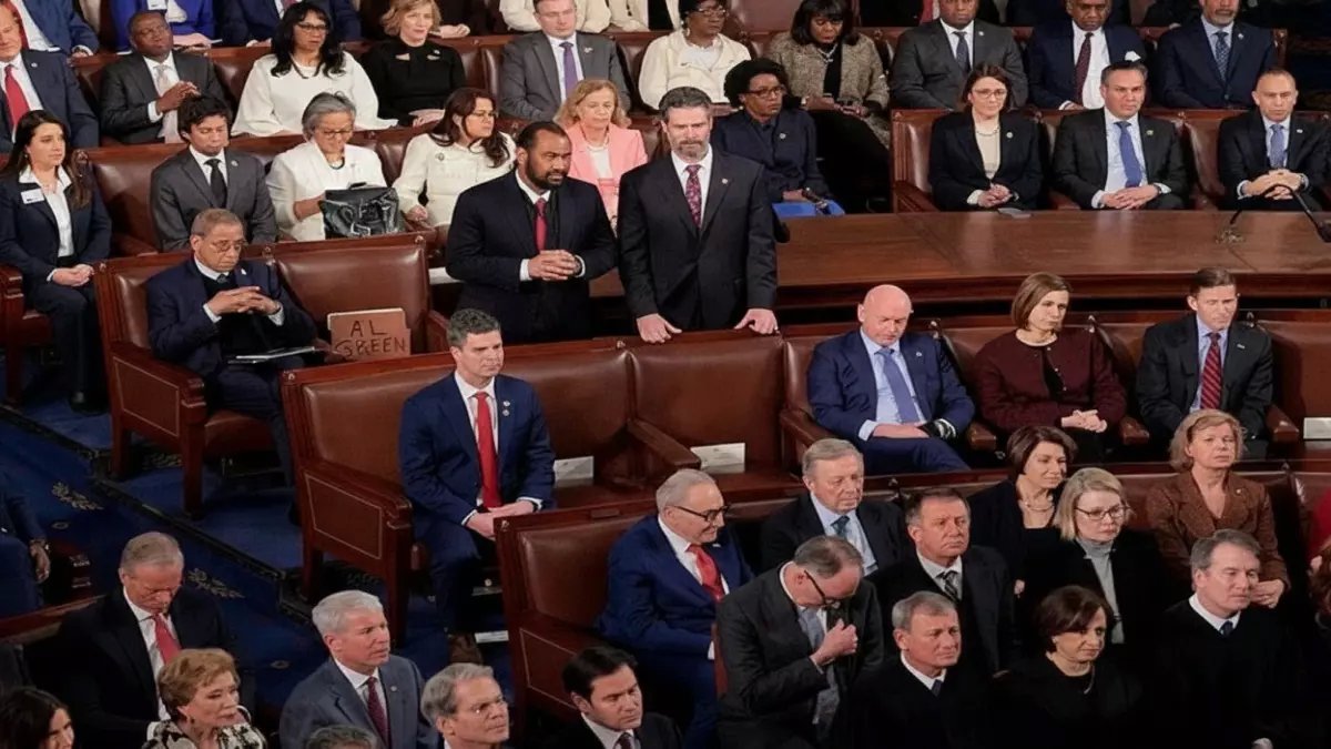 صادم: طرد نائب أمريكي من الكونغرس بعد رفع لافتة "السود ليسوا قردة" أثناء خطاب ترمب... والسبب فيديو مثير للجدل!