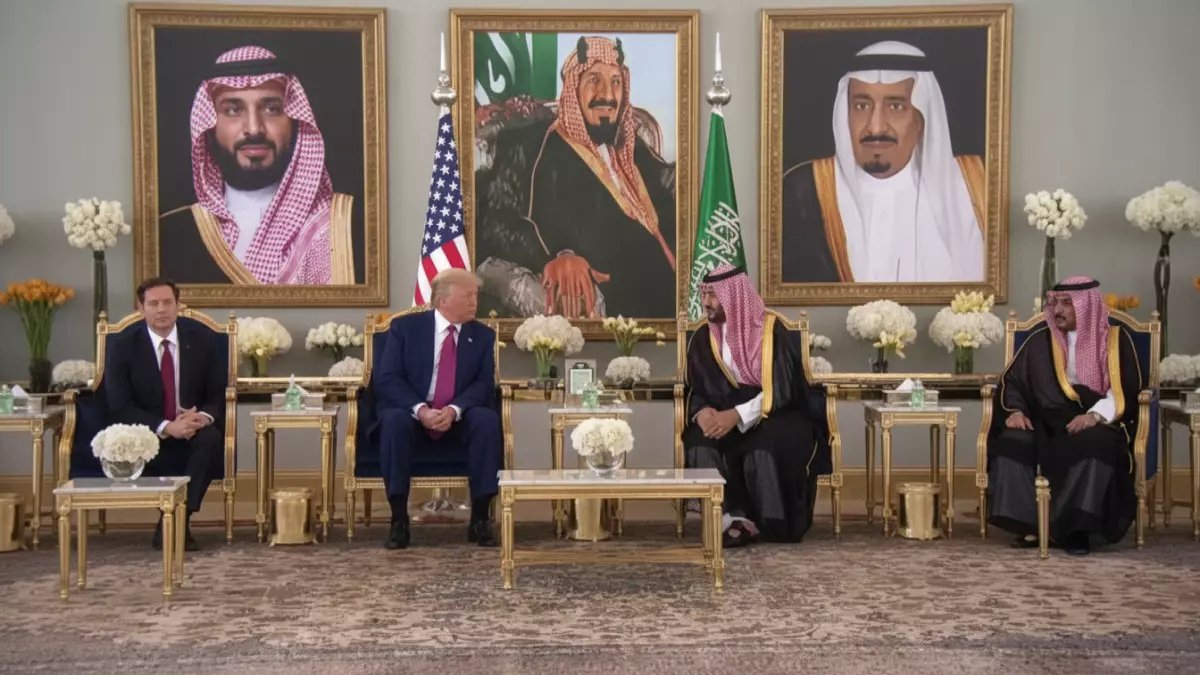 عاجل: 3 مليارات ريال تنزل حساباتكم الليلة بأمر ملكي... 1000 ريال للعائل و500 لكل فرد!