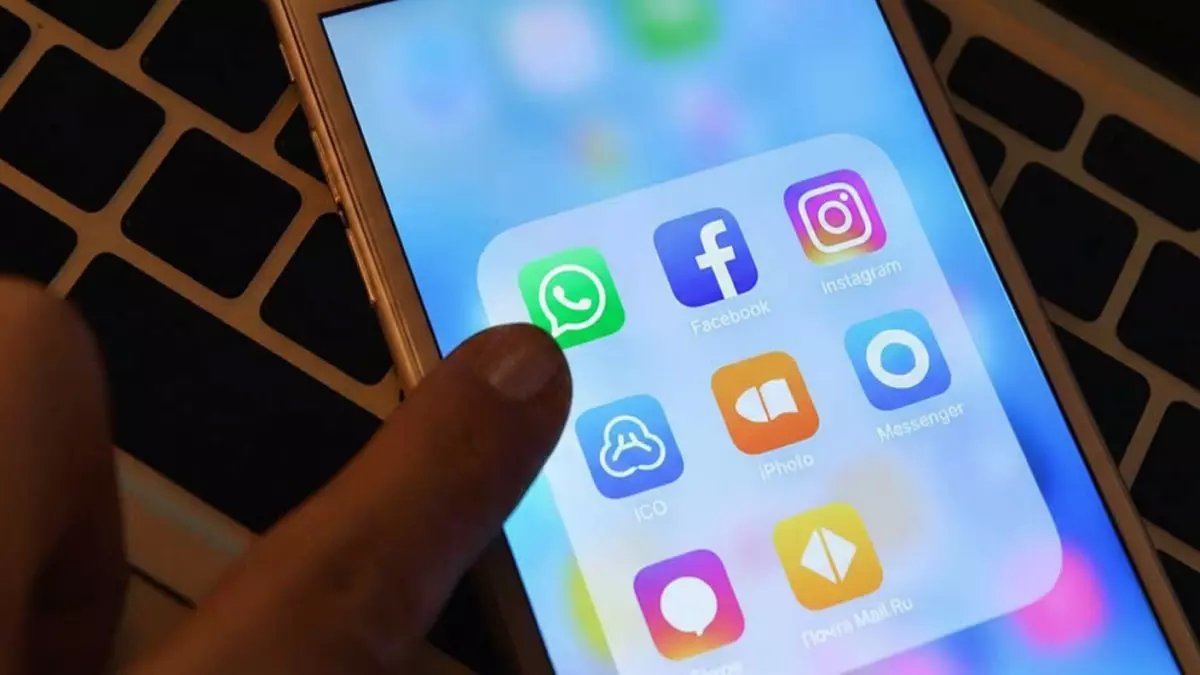 عاجل: 12 تطبيقًا في جوجل بلاي تسرق رسائل واتساب وتصورك سراً - احذفها فورًا!