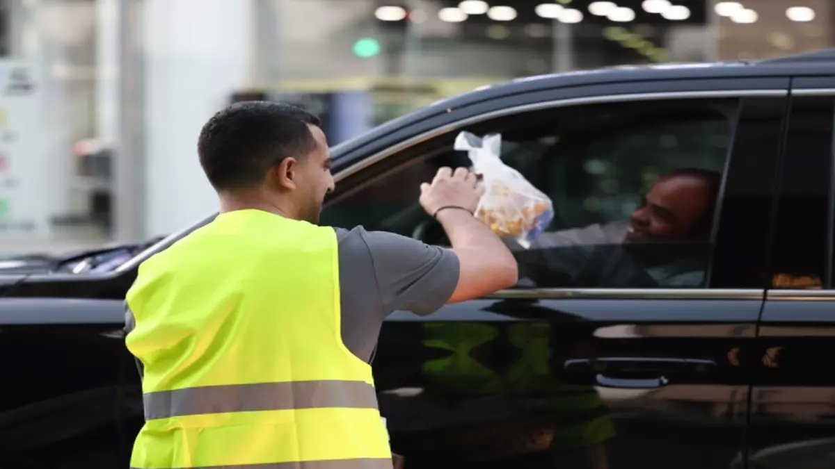 مشهد مؤثر: القادسية ينقذ 3000 صائم يومياً... عملية إفطار جماعية في الشارع تذهل المارة!