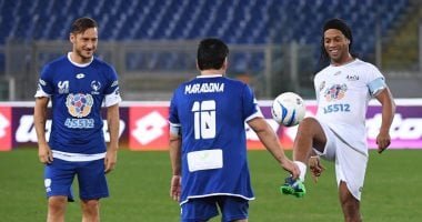 سحر لا يُنسى.. لمسات وفاصل مهاري بين مارادونا ورونالدينيو وتوتي 