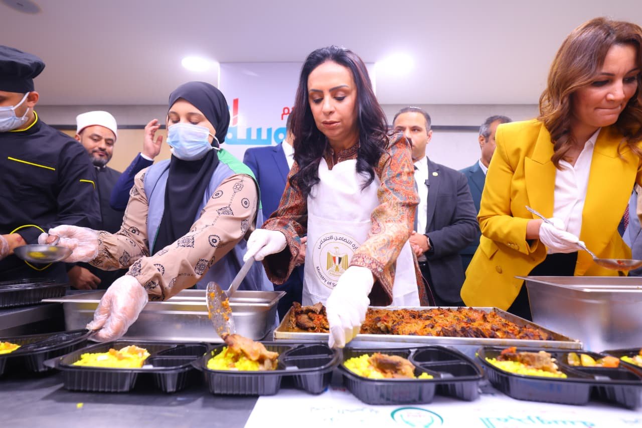 وزيرة التضامن تشارك  فى إعداد إطعام المحروسة بالوراق وتقديم 2000 وجبه يوميا