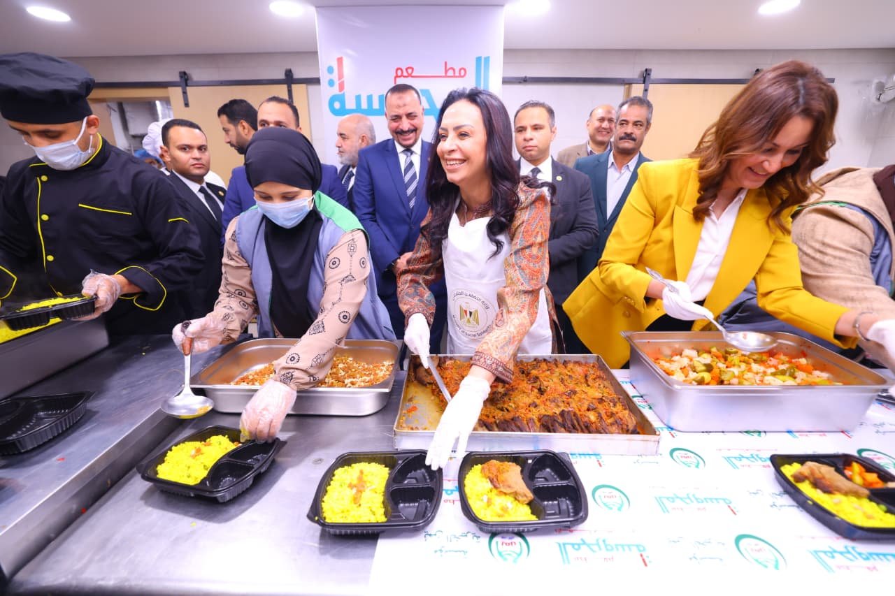 جانب من إعداد الوجبات